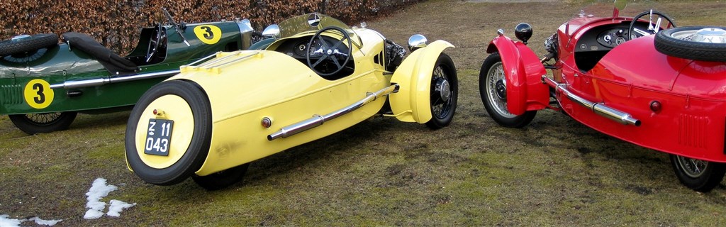 15 Morgan Three Wheeler-biler fra perioden 1920-50 kører opvisning under Munkebjerg Hillclimb